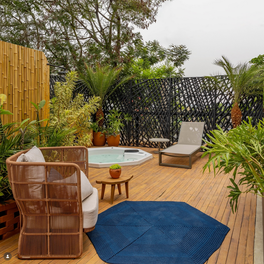 Ambiente verde com jacuzzi